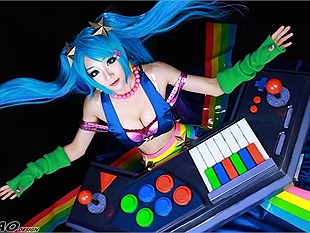Muốn cosplay Sona và Miss Fortune, ít nhất phải có size ngực như thế này!